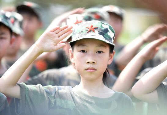 中小學(xué)生軍訓(xùn)(小學(xué)生軍訓(xùn)在哪里報(bào)名)-圖1